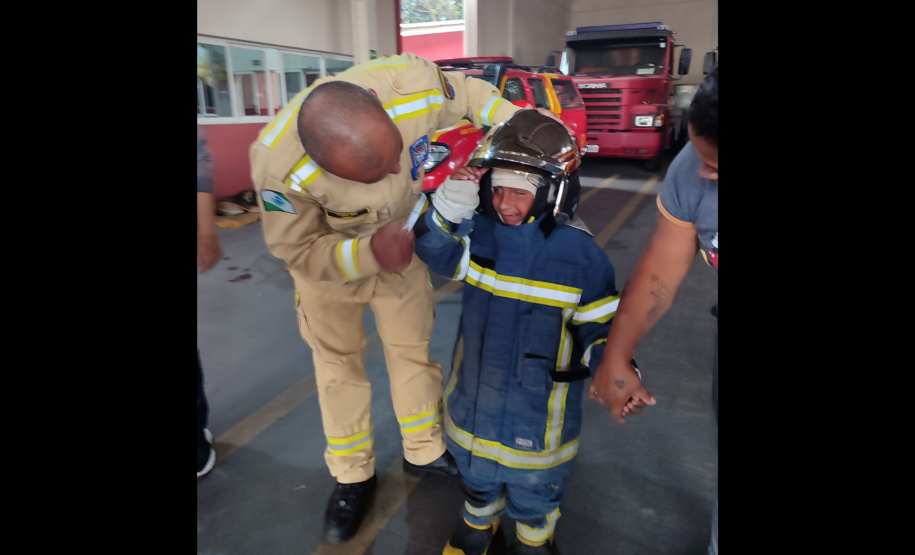O menino Saymon Gabriel Pedroso comemorou o aniversário de 7 anos no Corpo de Bombeiros de Araucária.