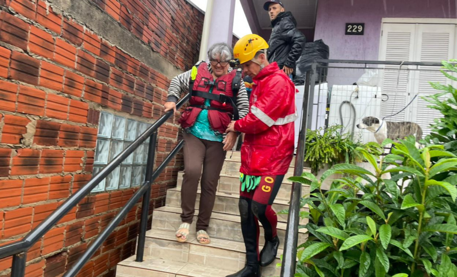 Bombeiros do Paraná em ação no Rio Grande do Sul em 2024.