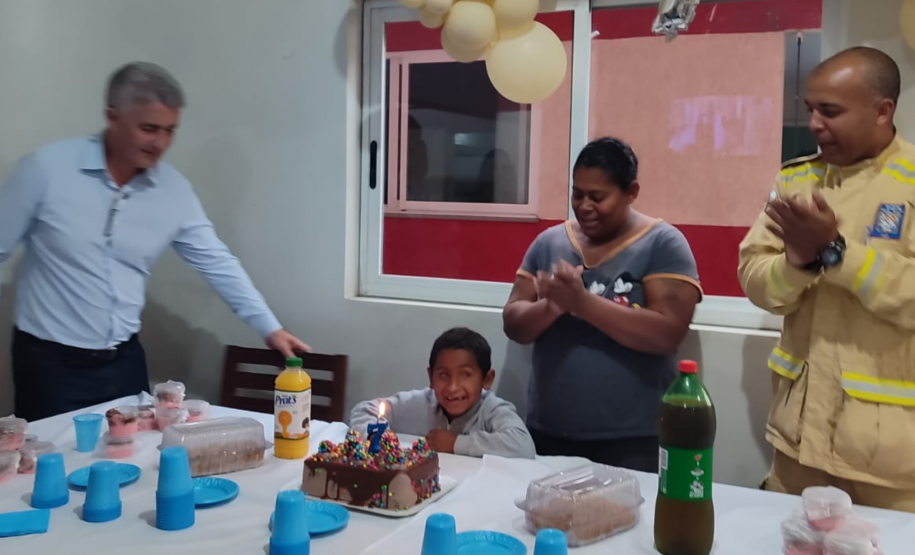 O menino Saymon Gabriel Pedroso comemorou o aniversário de 7 anos no Corpo de Bombeiros de Araucária.