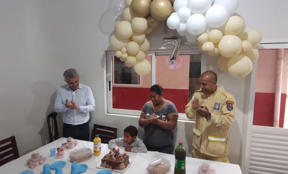 O menino Saymon Gabriel Pedroso comemorou o aniversário de 7 anos no Corpo de Bombeiros de Araucária.
