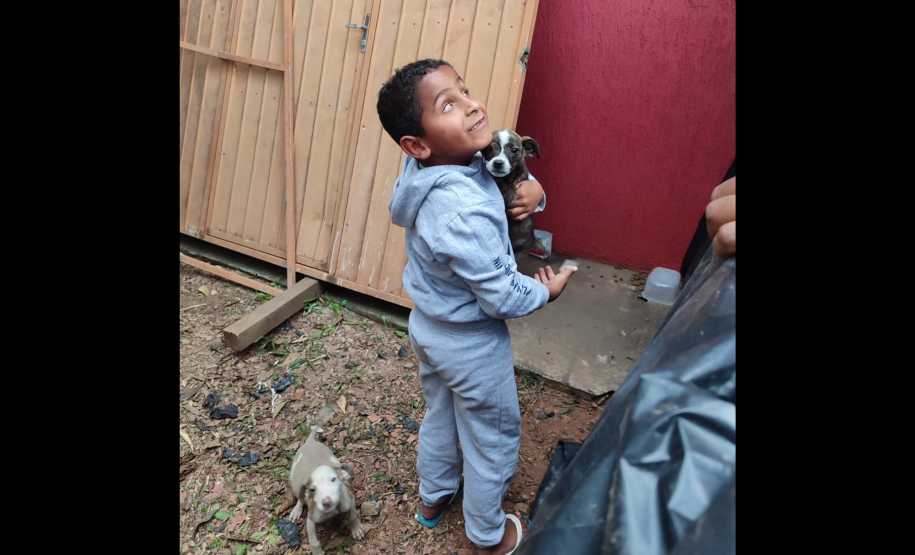 O menino Saymon Gabriel Pedroso comemorou o aniversário de 7 anos no Corpo de Bombeiros de Araucária.