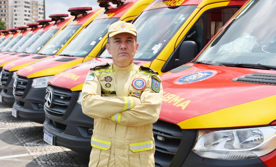 Comandante-Geral do CBMPR a frente das Ambulâncias recebidas