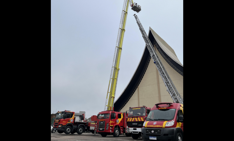 Viaturas do CBMPR em frente à Paróquia Imaculada Conceição, no Guabirotuba. Páscoa dos Militares, 2024.