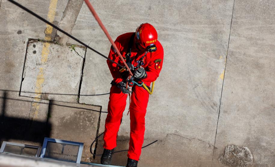 Equipe do GOST, do Corpo de Bombeiros Militar do Paraná.