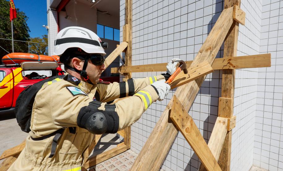Equipe do GOST, do Corpo de Bombeiros Militar do Paraná.
