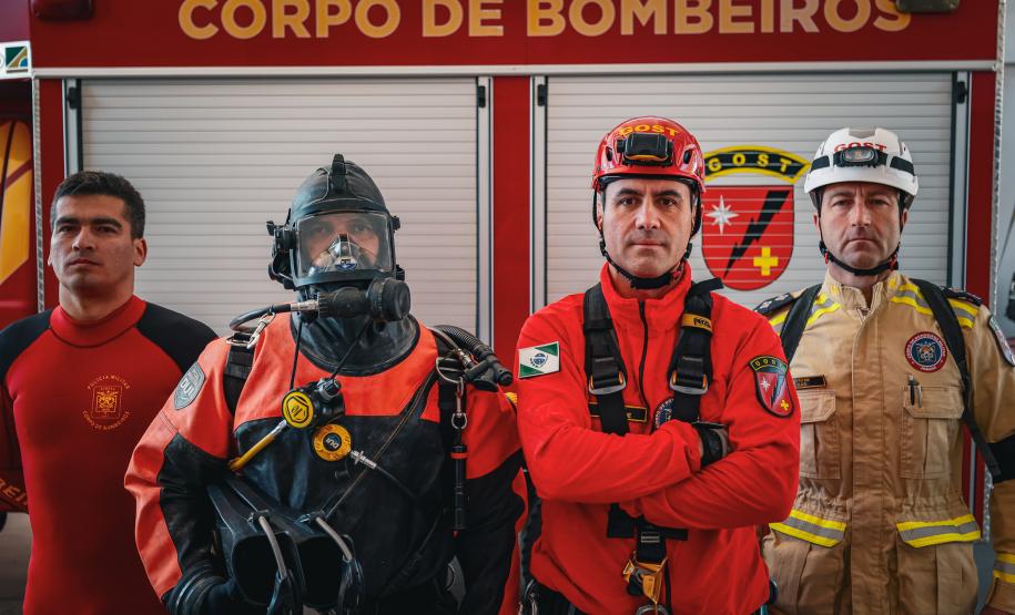 Equipe do GOST, do Corpo de Bombeiros Militar do Paraná.
