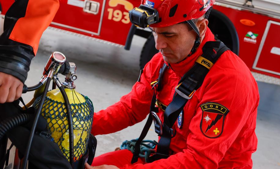 Equipe do GOST, do Corpo de Bombeiros Militar do Paraná.