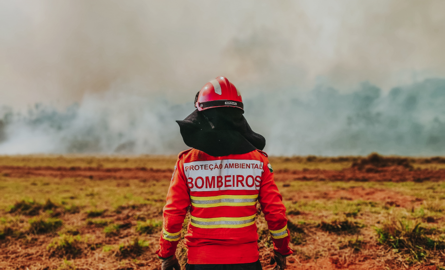 Bombeiros do Paraná em ação durante os incêndios florestais em agosto de 2024.