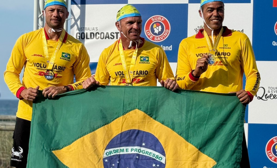 Subtenente Blum, do CBMPR, conquistou medalha de prata no Mundial de Salvamento Aquático, em 2024.