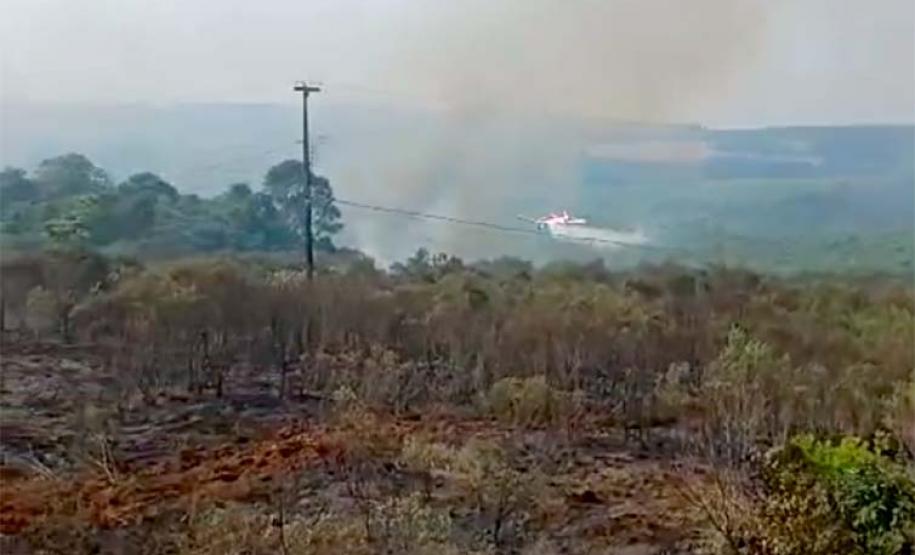Combate a incêndio usando aeronave em Palmeira.