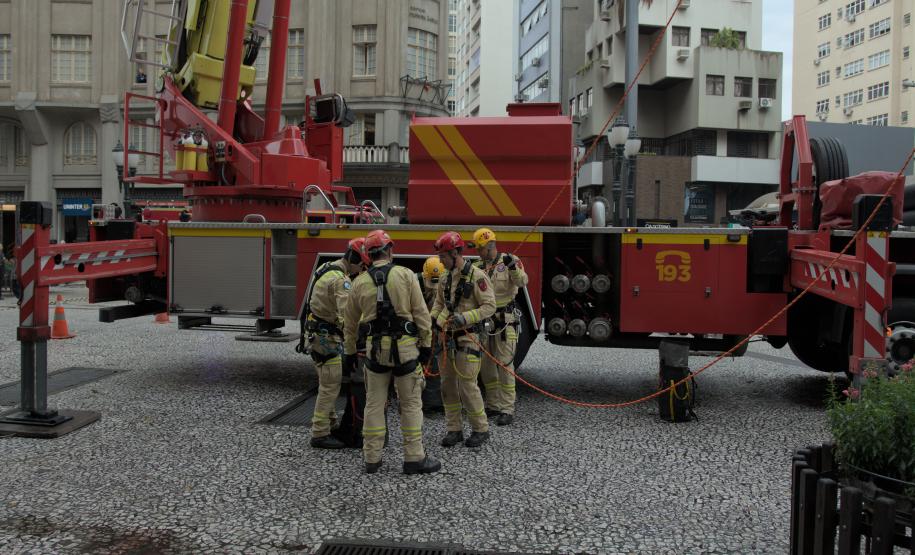 Corpo de Bombeiros Militar do Paraná realiza simulação de resgate na Boca Maldita, em Curitiba, durante a semana do aniversário de 112 anos da Corporação - 2024.
