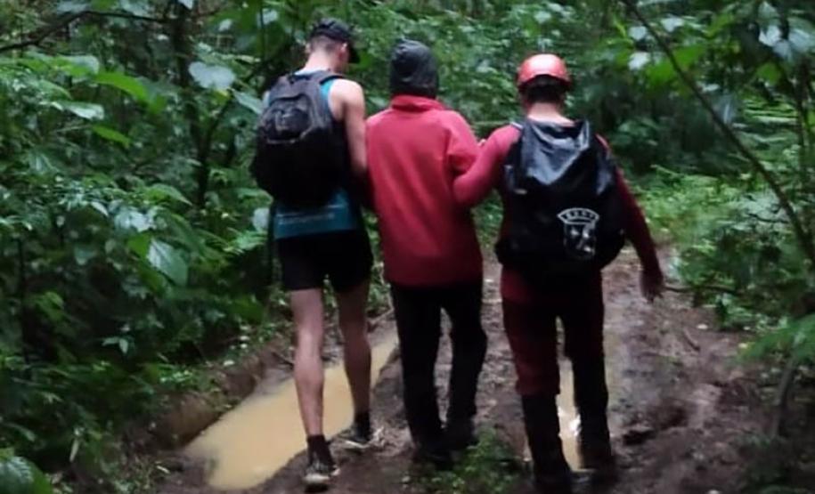 Dois jovens que haviam se perdido em uma trilha em Campina Grande do Sul foram encontrados pelo CBMPR.