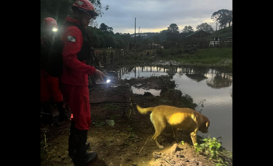 Corpo de Bombeiros em ação na cidade de General Carneiro: menina de 2 anos que estava desaparecida foi encontrada nesta sexta-feira (8).