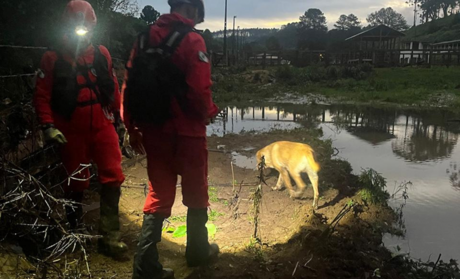 Corpo de Bombeiros em ação na cidade de General Carneiro: menina de 2 anos que estava desaparecida foi encontrada nesta sexta-feira (8).