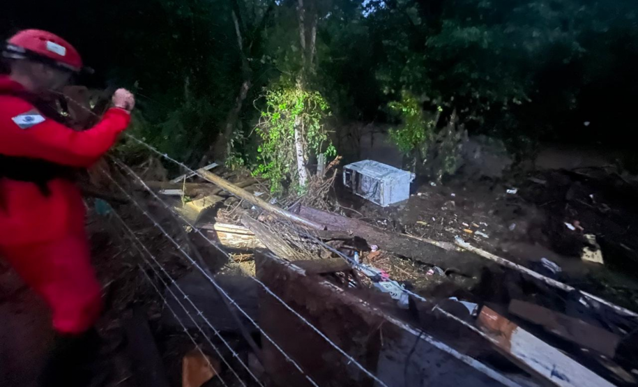 Corpo de Bombeiros em ação na cidade de General Carneiro: menina de 2 anos que estava desaparecida foi encontrada nesta sexta-feira (8).