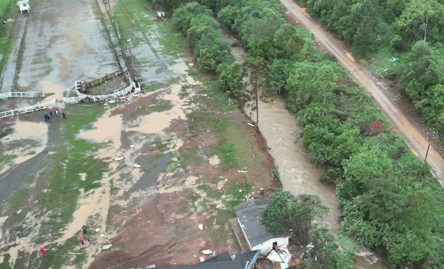 Corpo de Bombeiros em ação na cidade de General Carneiro: menina de 2 anos que estava desaparecida foi encontrada nesta sexta-feira (8).