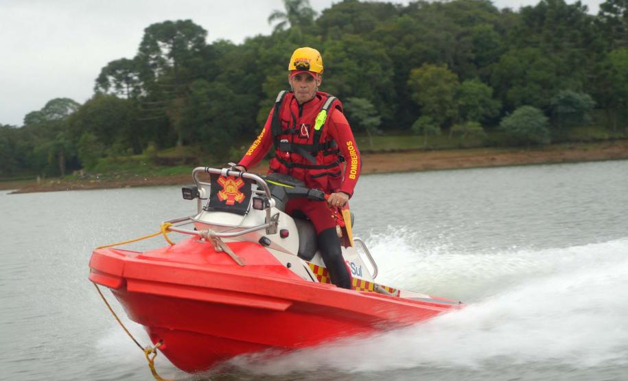 Inéditas no Brasil: Bombeiros passam a ter motoaquáticas de resgate em cenários extremos